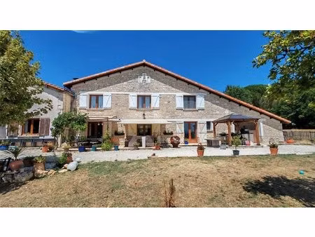 belle maison de caractère avec vue spectaculaire  piscine et plus d’un hectare de terrain 