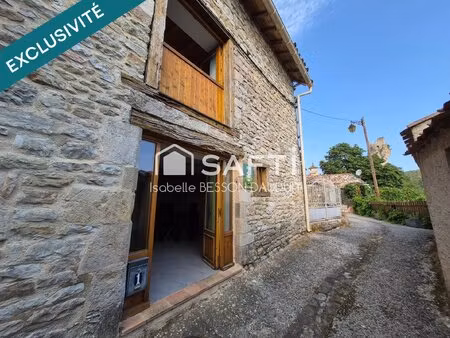 maison en pierre avec espace exterieur