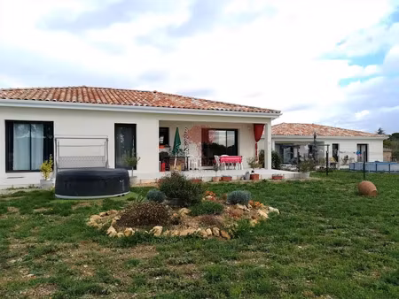 location meublée villa 4 pièces 100 m² à montpeyroux (34150)  1 180 €