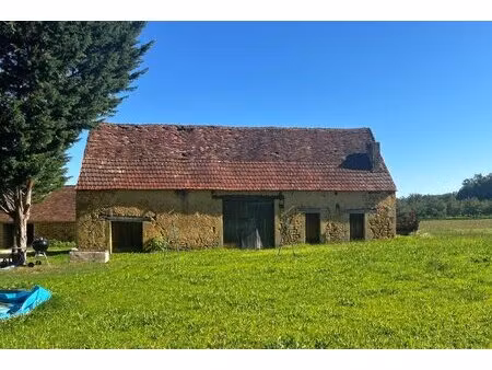 belle grange à vendre sur deux niveaux  à restaurer  sur terrain plat. a 2 minutes des...