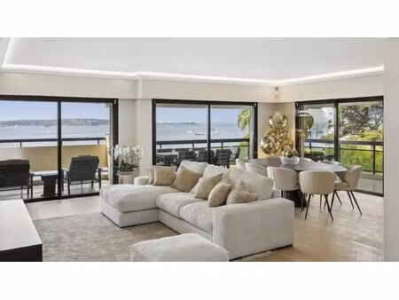 appartement d’angle spacieux avec vue panoramique sur la méditerranée à cannes...
