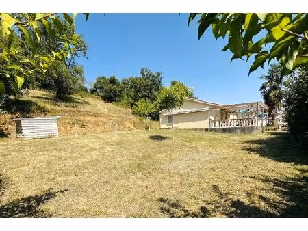 maison lumineuse avec grand terrain dans un cadre calme et agréable