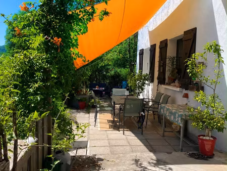 belle maison au calme avec grand jardin.