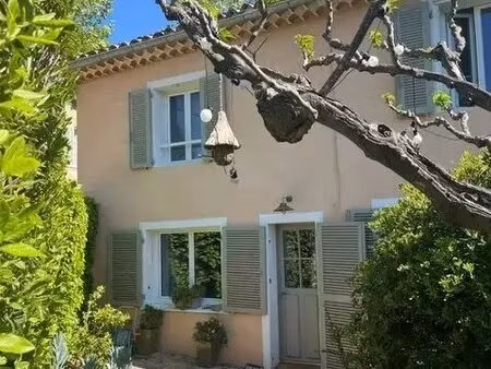 enormement de charme pour cette maison à pied du village!
