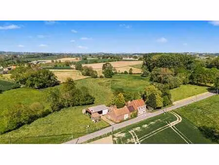 le mystère de la motte féodale  ferme sur 2 ha 60 à bever