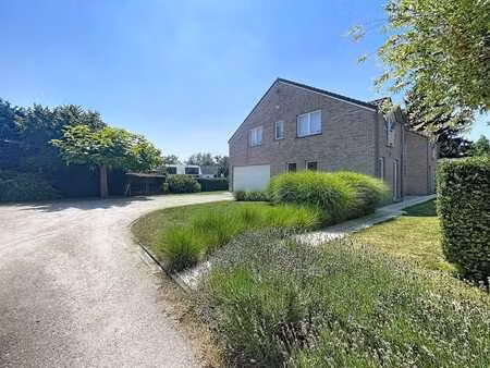 charmant studio avec terrasse et parking proche de la e40