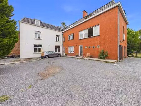 immeuble de 2 appartements et 1 maison avec 2 garages