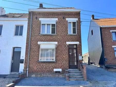 maison avec potentiel  4 chambres et grand jardin!