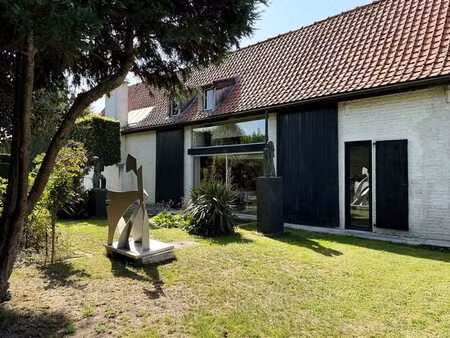 ferme en carré de caractère avec magnifique jardin!