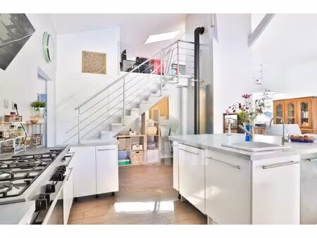 superbe propriété avec piscine  dépendances et jardin paysager à deux pas des commodités