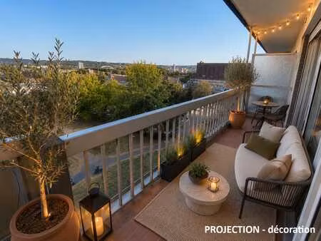 appartement 2 ch. de 83 m² avec 2 balcons et vue dégagée.