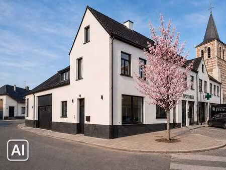 karaktervolle dorpswoning met ruime bijgebouwen in hartje...
