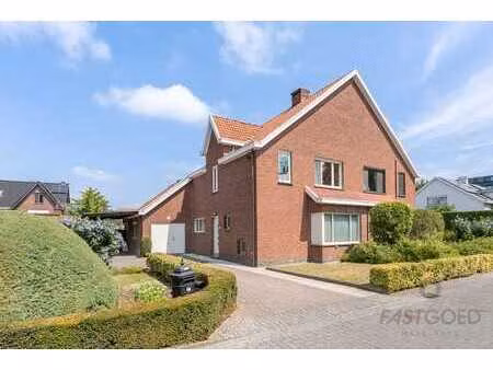 half open bebouwing met tuin en garage op perfecte locatie