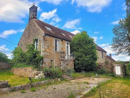 maison à la campagne avec étang