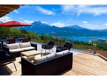 propriété d’exception dans un cadre privilégié avec vue panoramique sur le lac de...