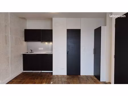 t1bis de caractère avec lave linge