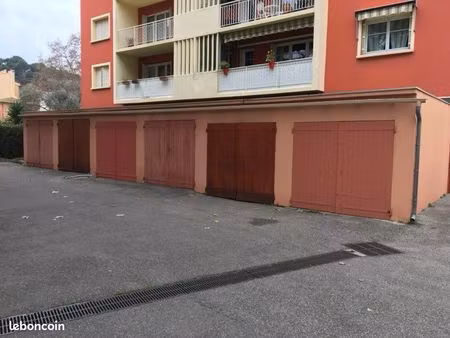 garage / box à louer centre-ville le pradet