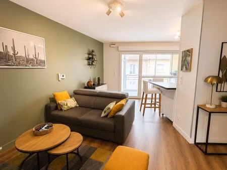 t2 traversant de 44 m² avec véranda  balcon  climatisation et parking – sérézin-du-rhône