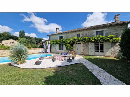 authentique corps de ferme en pierre piscine et double garag