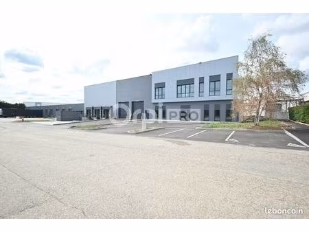 local d'activité 1 767 m²