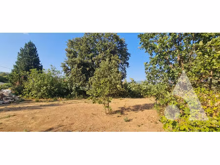 terrain viabilisé de 853m² le défend permis accepté et purgé pour une villa de 103m²