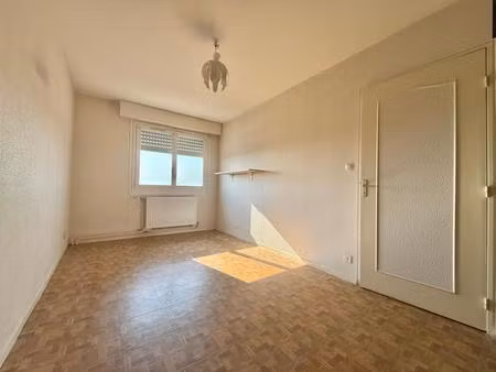 appartement t 1 - dernier étage avec ascenseur - cave - parking privatif extérieur
