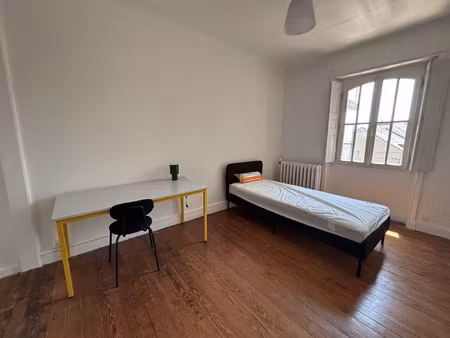 chambre meublée de 16 m2 avec salle d'eau privative coloca