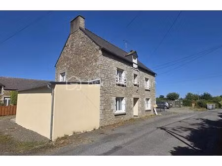 maison en pierre  largement rénovée  avec jardin  deux terrasses et un potentiel d'évoluti