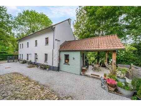 villa et dépendance dans un écrin de verdure