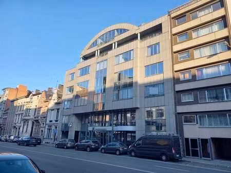 des beaux bureaux avec une terrasse et bien situés