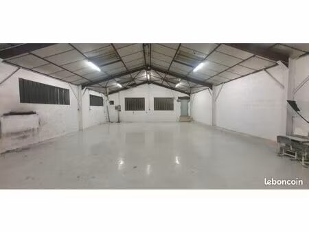 entrepôt / hangar / dépôt