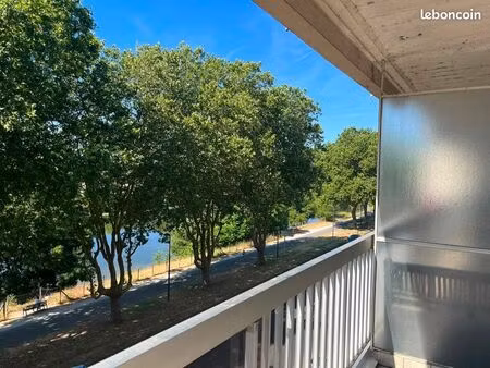 un séjour lumineux avec accès balcon une chambre avec fenêtre une cuisine indépendante une