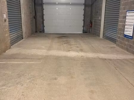 location grand box/garage 156m²
