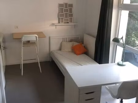studio tranquille avec vue sur jardin