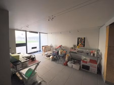 a vendre a mâcon place saint pierre une petite maison avec local commercial au rez de chau
