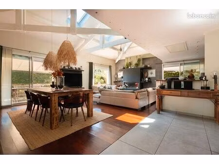 maison 8 pièces 211 m²