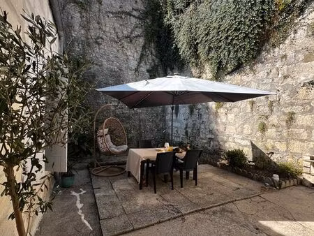 t3 meublé avec grande cour privative sans vis-à-vis – hyper-centre de saintes
