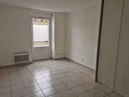 location appartement t1 à châteauneuf-du-faou (29520) : à louer t1 / 22m² châteauneuf-du-f