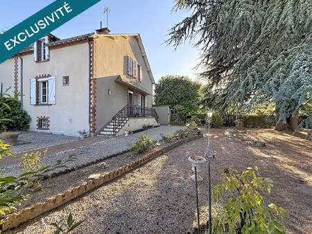 cette jolie maison familiale avec un terrain clos et arboré.