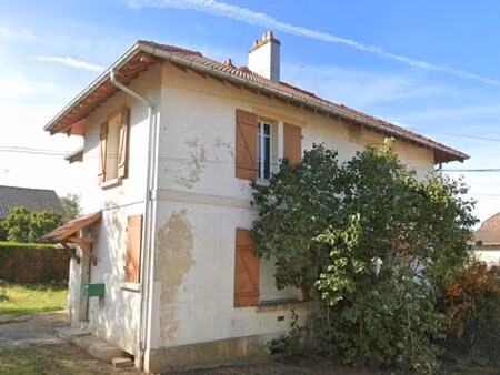 ensemble immobilier composé de deux petites maisons mitoyennes.investiisement locatif inté