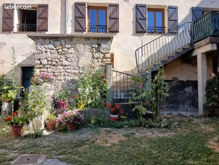 t2 47 m2 rénové avec terrasse  cave  grange   jardin