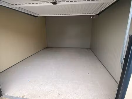garage/ box
