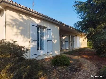 maison individuelle  avec un séchoir à tabac en bois  cimenté à l'intérieur