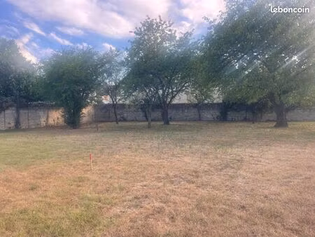 vends 3 parcelles constructibles  au coeur d'un bourg  dans la région des châteaux de la l