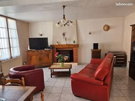 maison plain pied avec cour dependances 49390