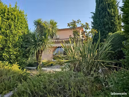maison provençale avec piscine et jardin paysager - 130 m²