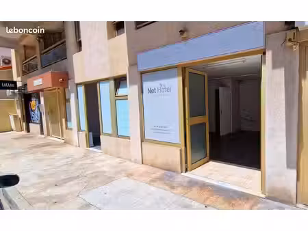 loue local commercial antibes juan-les-pins 42m² belle vitrine / climatisé