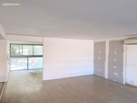 bureau professionnel à louer – 57 m² – mandelieu-la-napoule centre