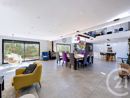 propriété 9 pièces 341 m²