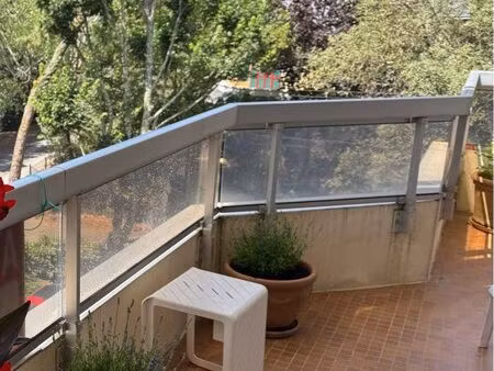 2 pièces plus cabine  avec grand balcon proche plage et commerces lajarrige